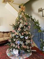 ART CLASSES DECORATE PEACE TREE